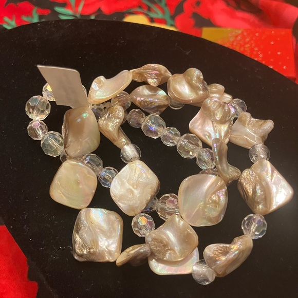 BRACELET FEATURING NATURAL IRIDESCENT SHELL BEADS / FACETED CRYSTAL GLASS BEADS - Picture 7 of 12